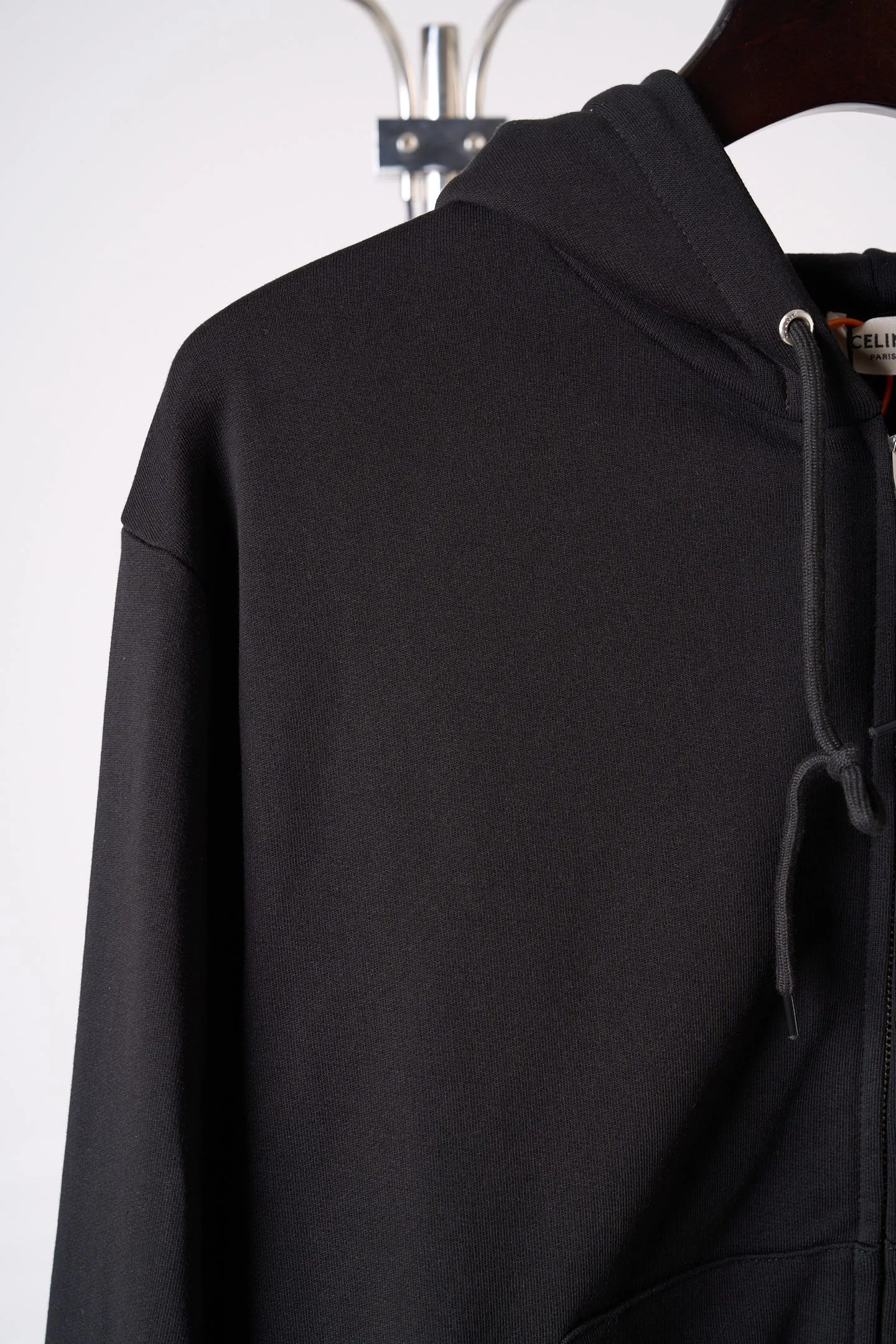 [Real auction] Celine/Celine printed zipper jacket [In Stock] S M L The contrasting color of White is restrained and distinct. The uninhibited style of the street is condensed into the details of the body. The drawstring hood is paired with a full metal zipper. The kangaroo pockets and ribbed edges are neat and neat. The loose shoulder silhouette combines street casualness with French family heritage. It interprets the romantic style of high-luxury streets. Glue printing is used. The chest printing has been modified three times with the film screen. Use glue liquid paint to print the pattern on the fabric. Bake the fabric to fix the printed pattern. The fabric has been fermented and washed for a better hand feel. Not easy to deform, not easy to shrink, not easy to fade, maintain long-term beauty, loose fit